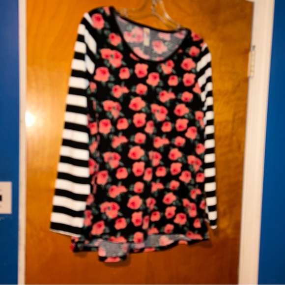LuLaRoe Lynnae PINK ROSES & BLACK & WHITE STRIPED Long Sleeve Top FLORAL Large - Picture 1 of 3